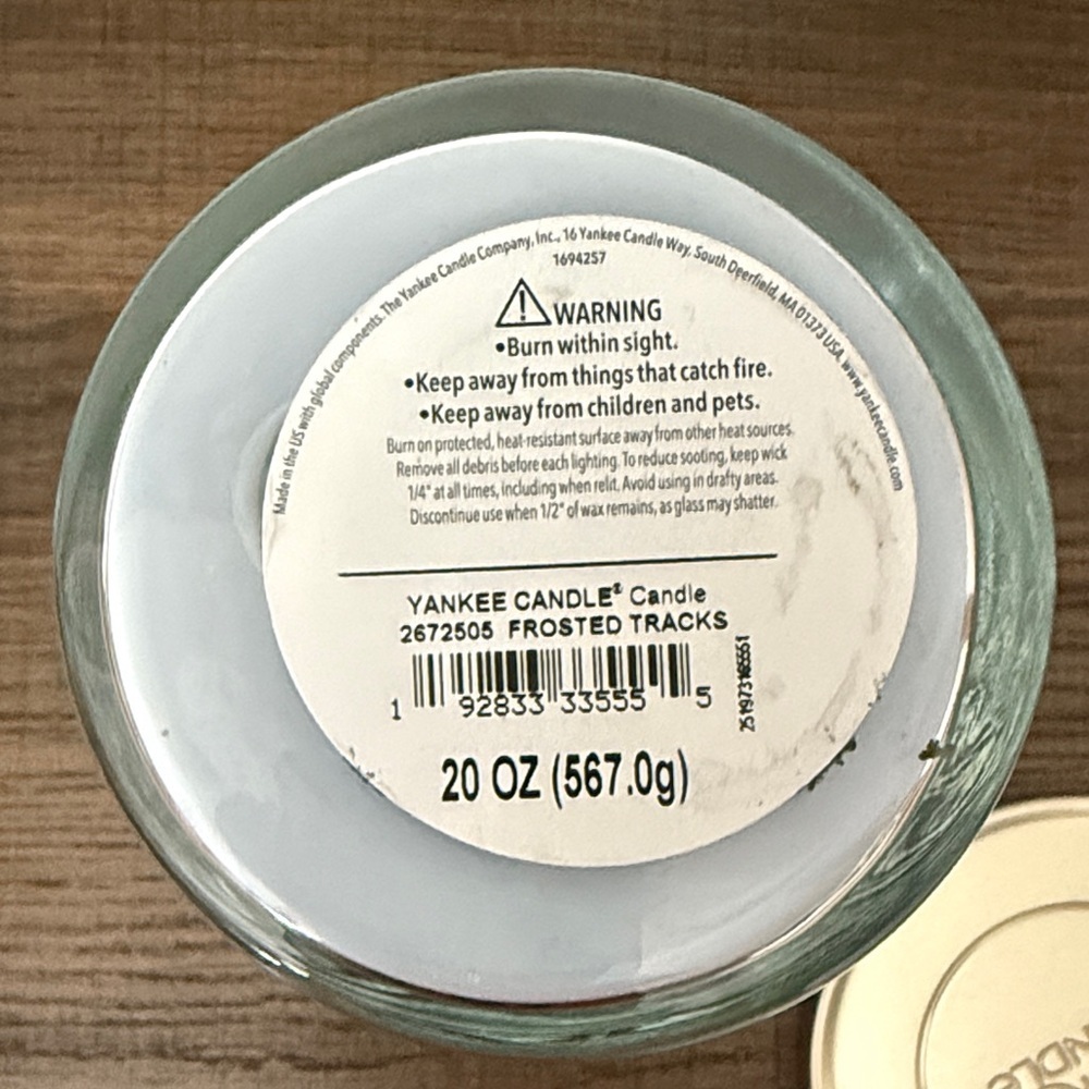 Yankee Candle Frosted Tracks Light Blue Jar - Picture 4 of 4